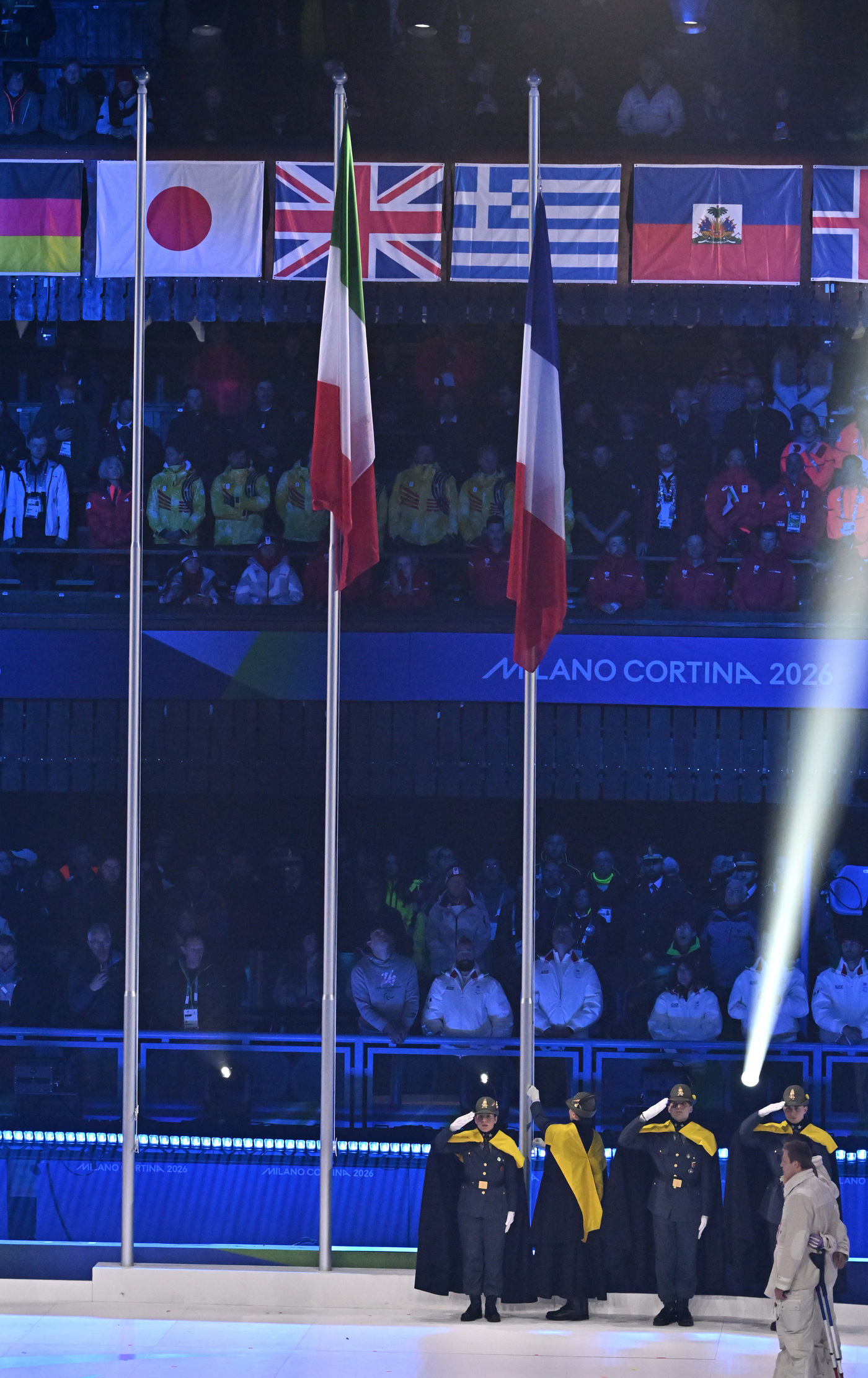 (서울=뉴스1) 사진공동취재단 = 15일(현지시간) 이탈리아 코르티나담페초 컬링 올림픽 스타디움에서 열린  2026 밀라노 코르티나 패럴림픽 폐막식에서 차기 개최지인 프랑스기가 게 …