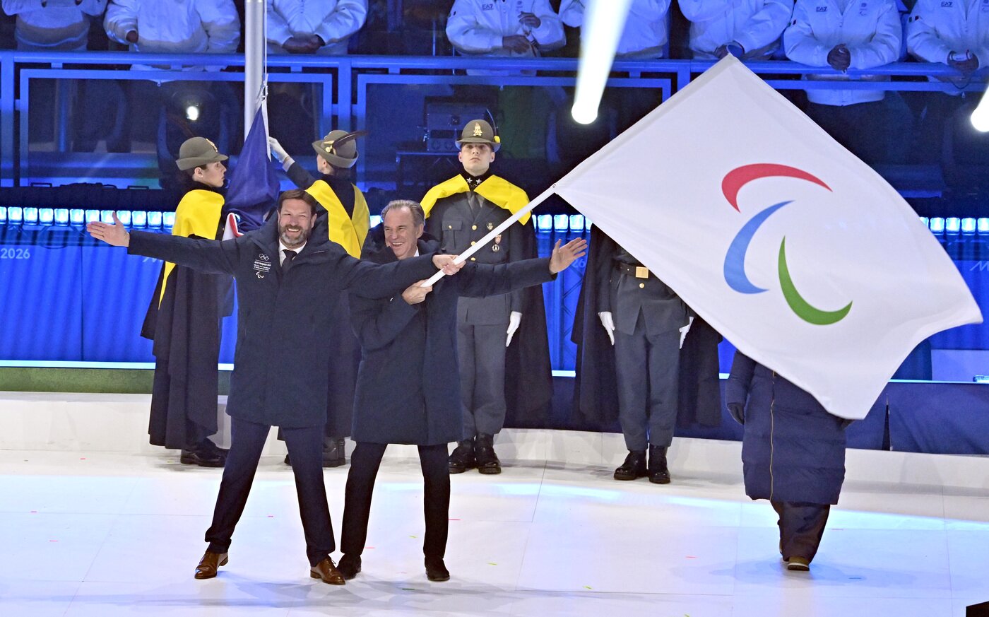 본문 이미지 - 15일(현지시간) 이탈리아 코르티나담페초 컬링 올림픽 스타디움에서 열린 2026 밀라노 코르티나 패럴림픽 폐막식에서 차기 개최지인 프랑스 알프스 관계자들이 패럴림픽기를 흔들어 보이고 있다.2026.3.16 ⓒ 뉴스1 사진공동취재단