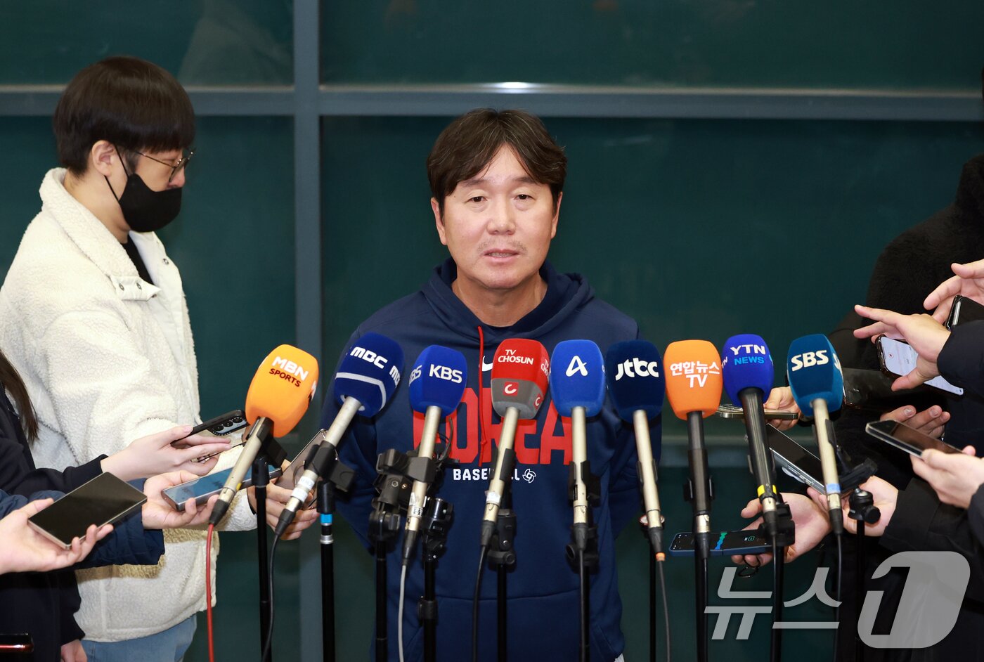 본문 이미지 - 류지현 월드베이스볼클래식(WBC) 야구대표팀 감독이 16일 인천국제공항 제1여객터미널에서 취재진의 질문에 답하고 있다. 2026.3.16 ⓒ 뉴스1 이호윤 기자