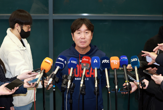 '17년만에 WBC 8강' 취재진 질문에 답변하는 류지현 감독