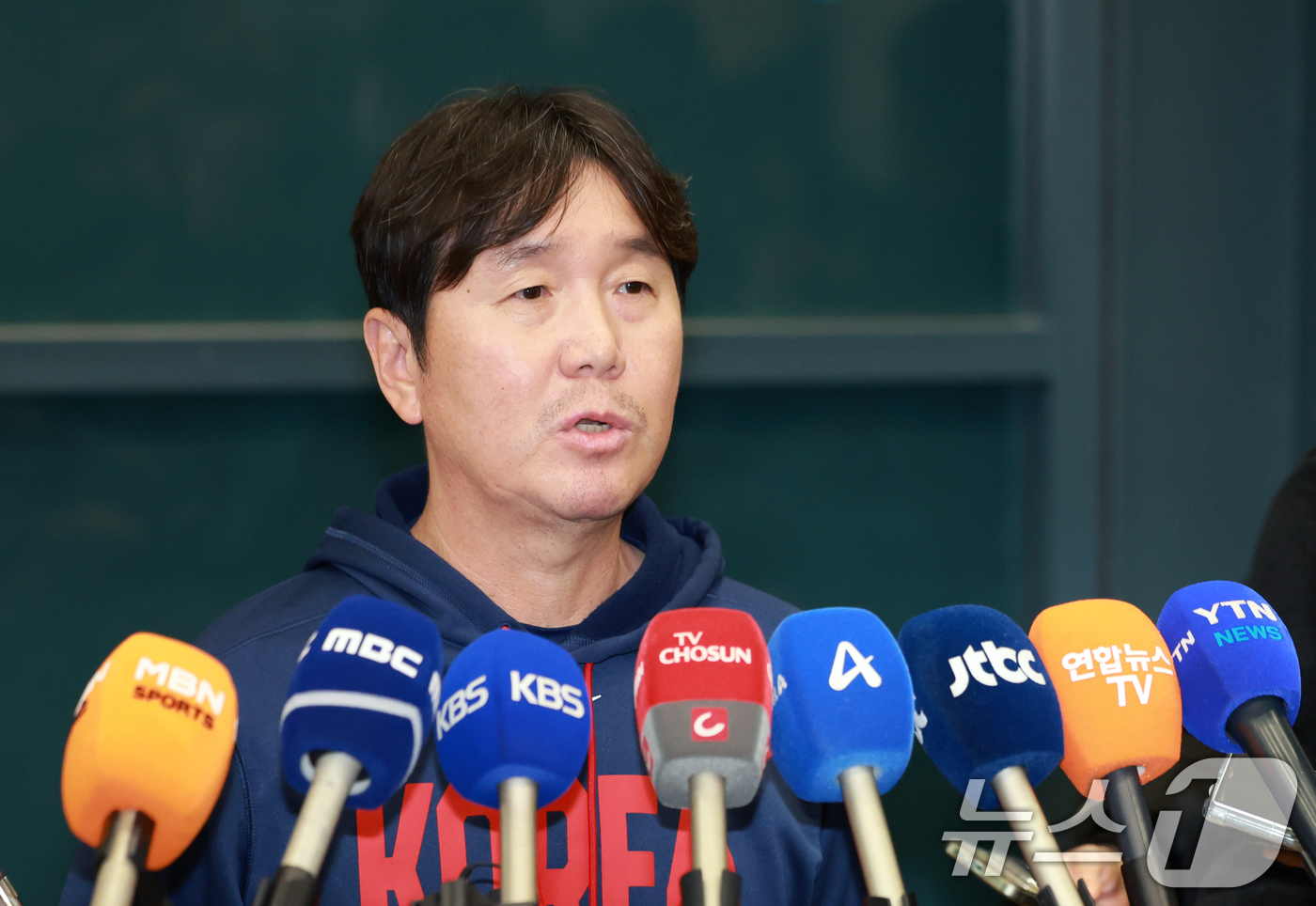 (인천공항=뉴스1) 이호윤 기자 = 류지현 월드베이스볼클래식(WBC) 야구대표팀 감독이 16일 인천국제공항 제1여객터미널에서 취재진의 질문에 답하고 있다. 2026.3.16/뉴스1 …