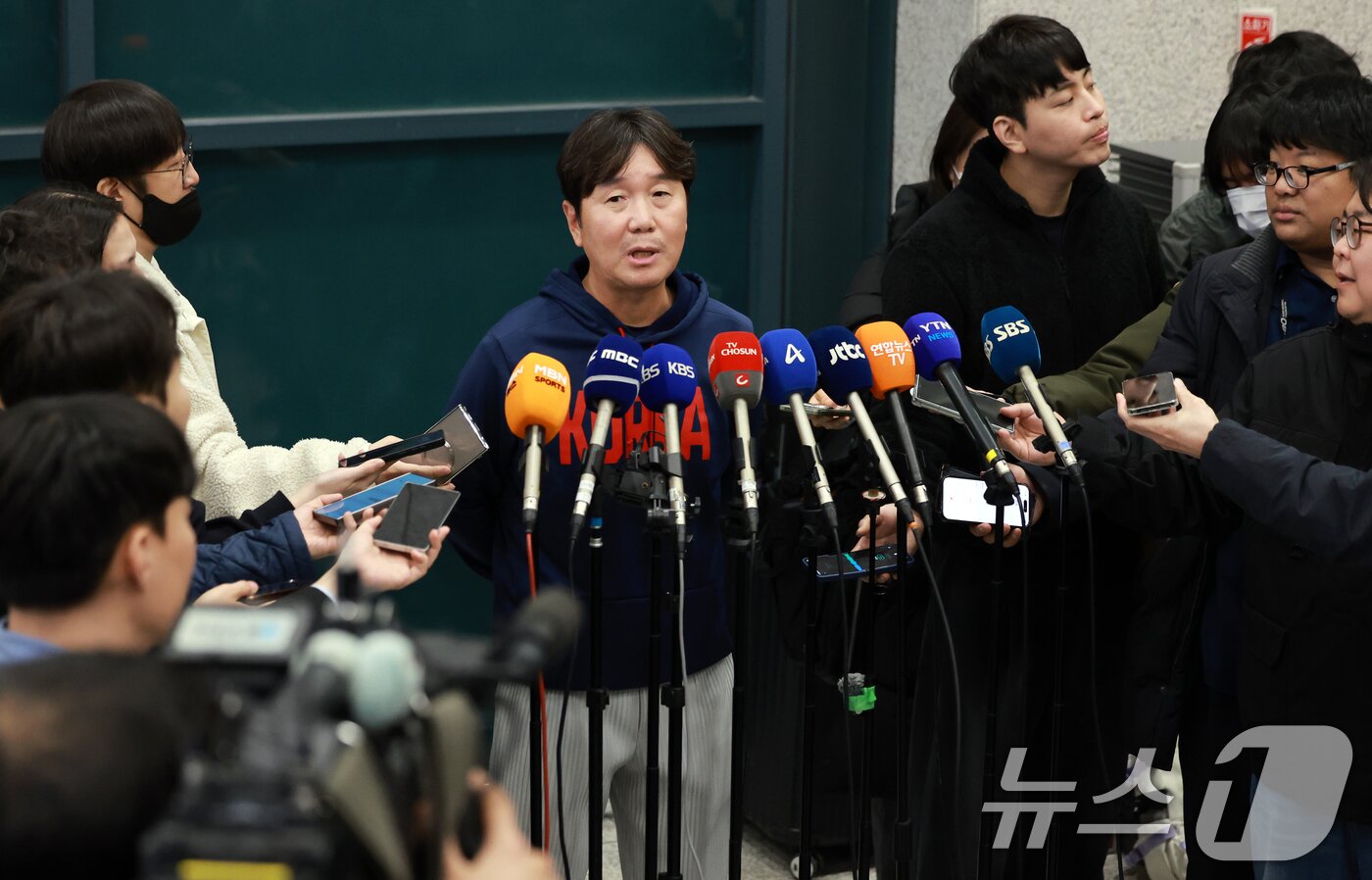 본문 이미지 - 류지현 월드베이스볼클래식(WBC) 야구대표팀 감독이 16일 인천국제공항 제1여객터미널에서 취재진의 질문에 답하고 있다. 2026.3.16 ⓒ 뉴스1 이호윤 기자
