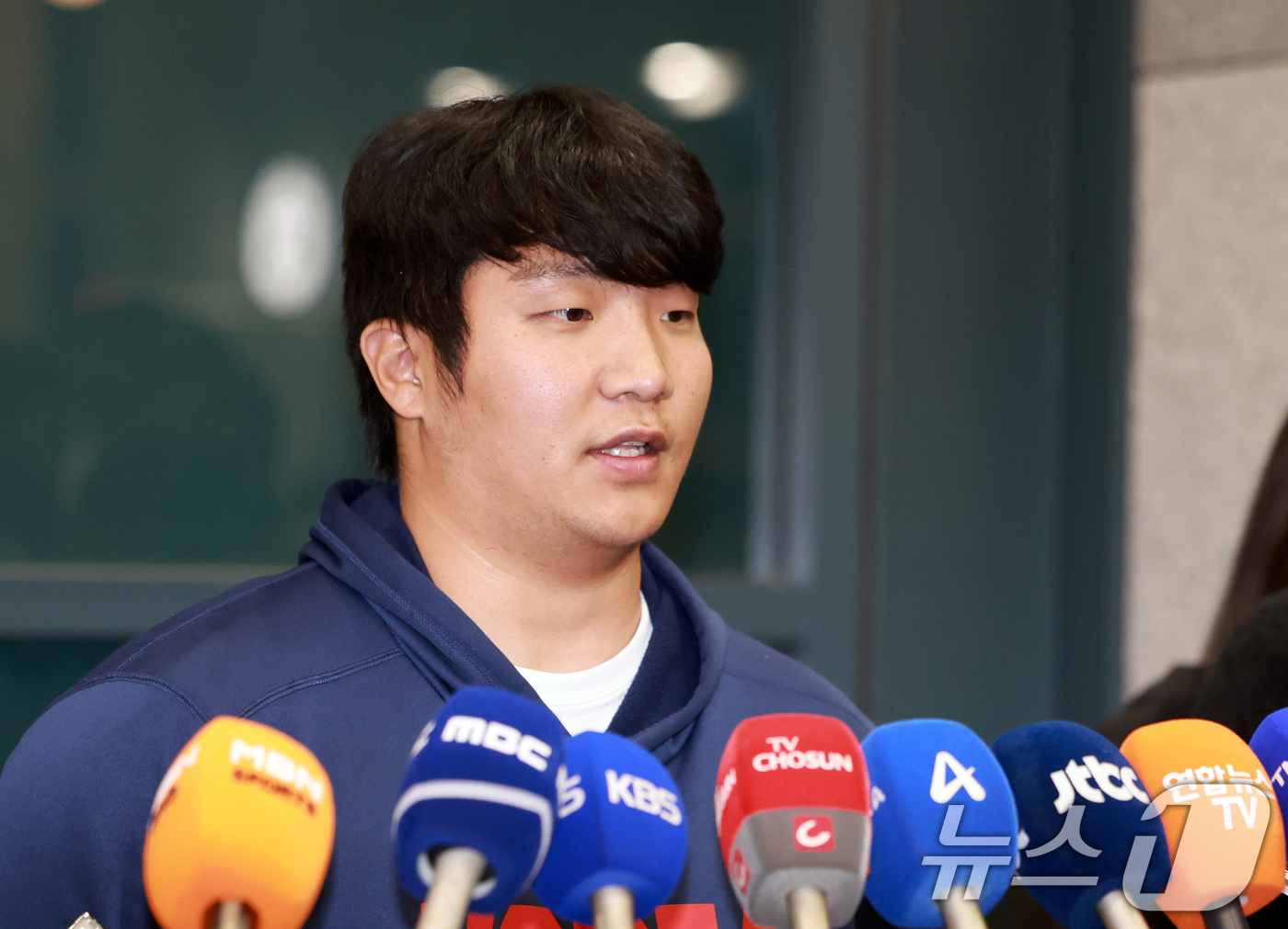 (인천공항=뉴스1) 이호윤 기자 = 월드베이스볼클래식(WBC) 야구대표팀 문보경이 16일 인천국제공항 제1여객터미널에서 취재진의 질문에 답하고 있다. 2026.3.16/뉴스1