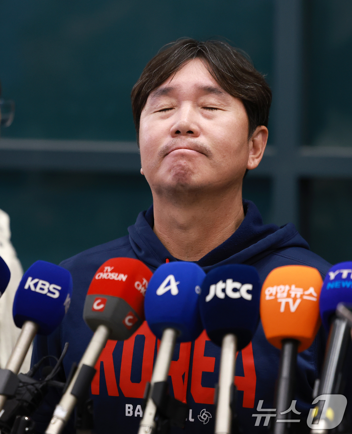 (인천공항=뉴스1) 이호윤 기자 = 류지현 월드베이스볼클래식(WBC) 야구대표팀 감독이 16일 인천국제공항 제1여객터미널에서 인터뷰중 아쉬운 표정을 드러내고 있다. 2026.3.1 …