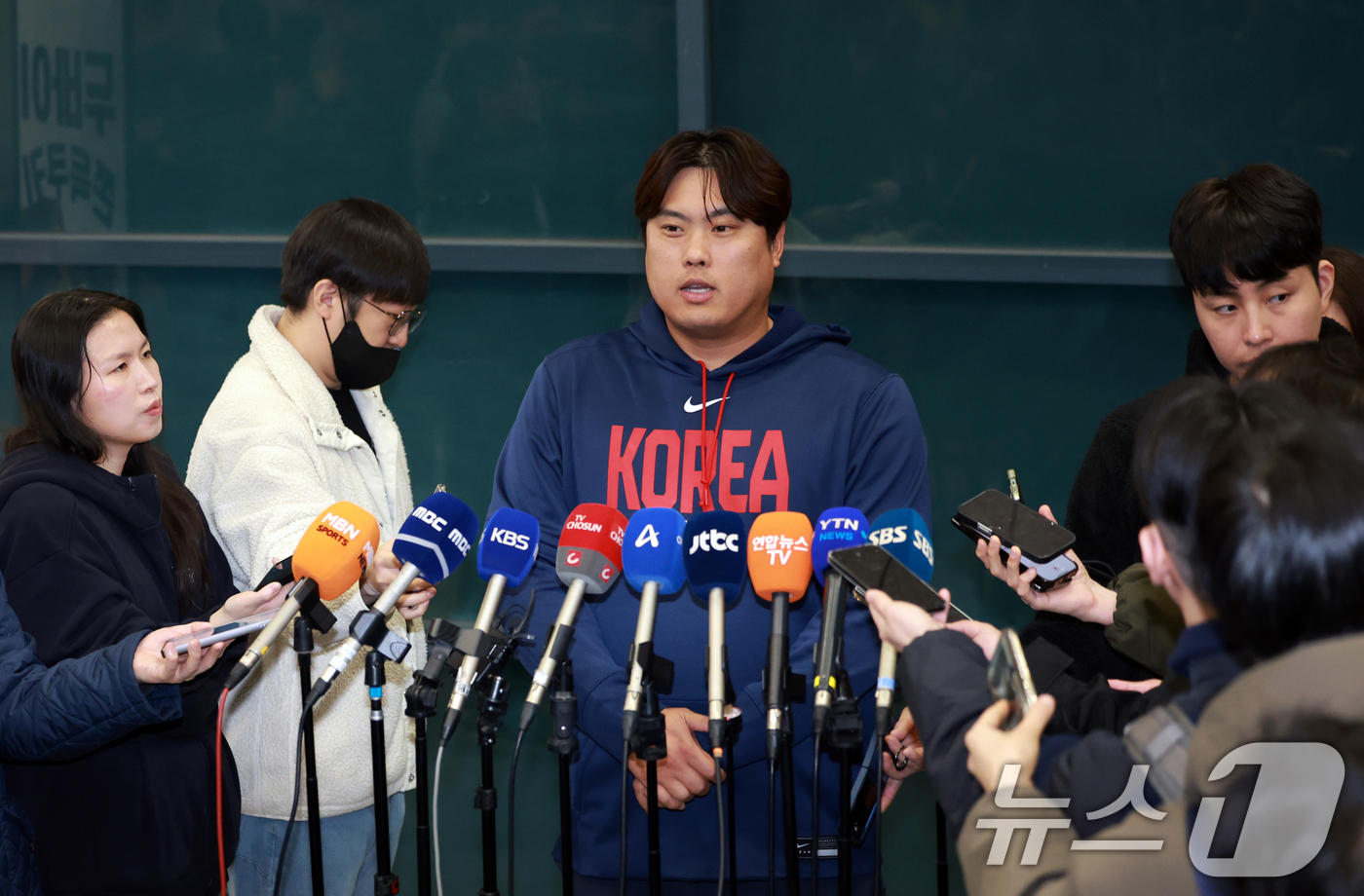 (인천공항=뉴스1) 이호윤 기자 = 월드베이스볼클래식(WBC) 야구대표팀 류현진이 16일 인천국제공항 제1여객터미널에서 취재진의 질문에 답하고 있다. 2026.3.16/뉴스1