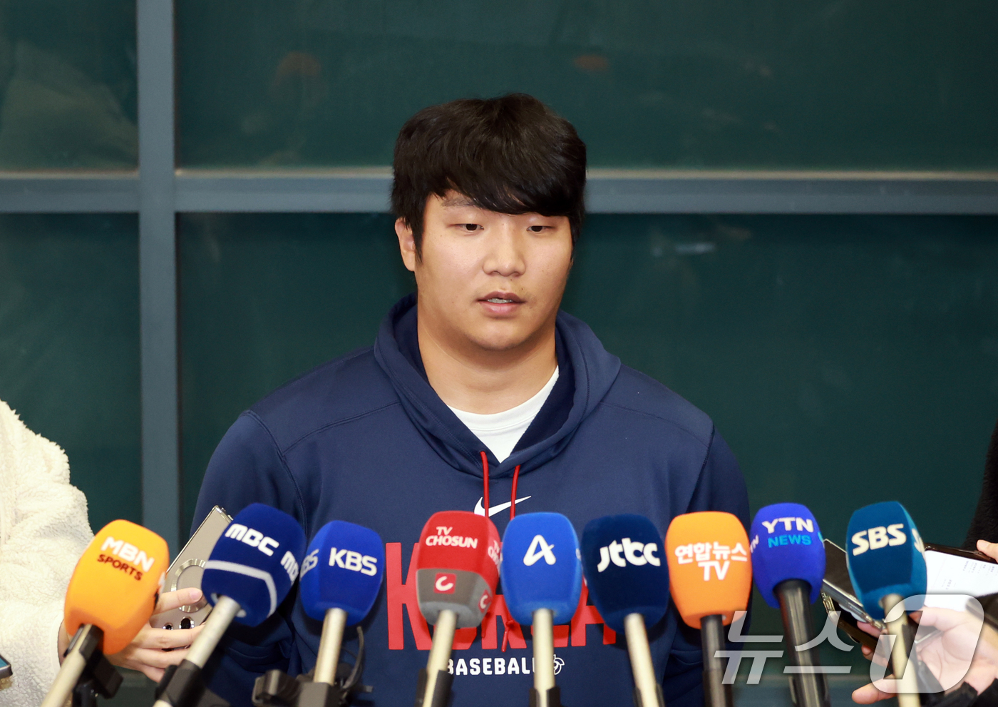 (인천공항=뉴스1) 이호윤 기자 = 월드베이스볼클래식(WBC) 야구대표팀 문보경이 16일 인천국제공항 제1여객터미널에서 취재진의 질문에 답하고 있다. 2026.3.16/뉴스1