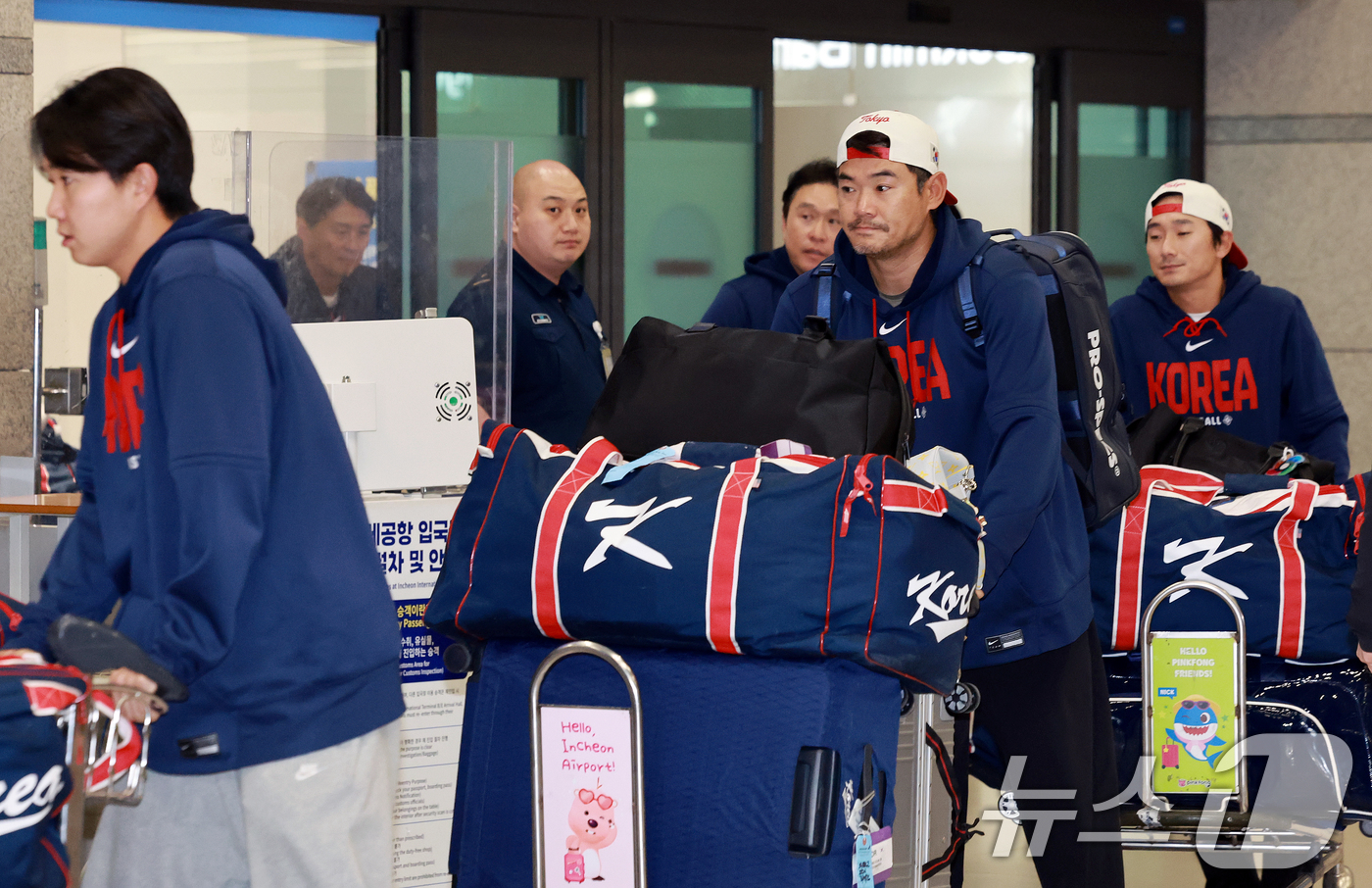 (인천공항=뉴스1) 이호윤 기자 = 노경은, 신민재 등 월드베이스볼클래식(WBC) 야구대표팀 선수들이 16일 인천국제공항 제1여객터미널을 통해 귀국하고 있다. 2026.3.16/뉴 …