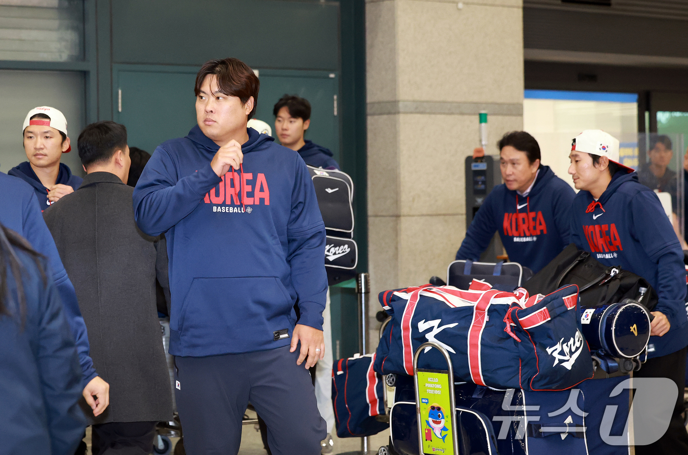 (인천공항=뉴스1) 이호윤 기자 = 류현진, 신민재 등 월드베이스볼클래식(WBC) 야구대표팀 선수들이 16일 인천국제공항 제1여객터미널을 통해 귀국하고 있다. 2026.3.16/뉴 …