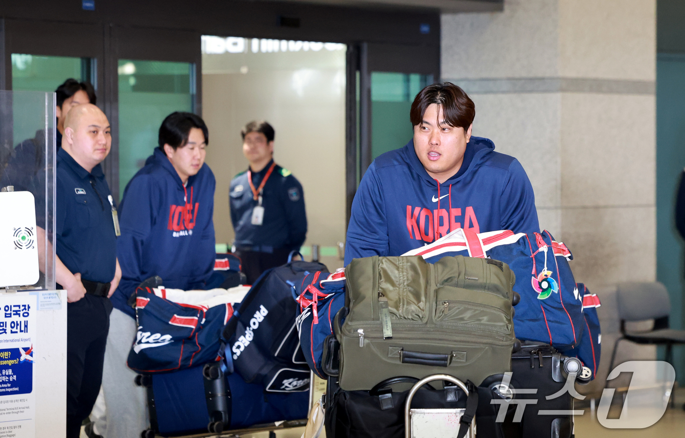 (인천공항=뉴스1) 이호윤 기자 = 월드베이스볼클래식(WBC) 야구대표 류현진이 16일 인천국제공항 제1여객터미널을 통해 귀국하고 있다. 2026.3.16/뉴스1