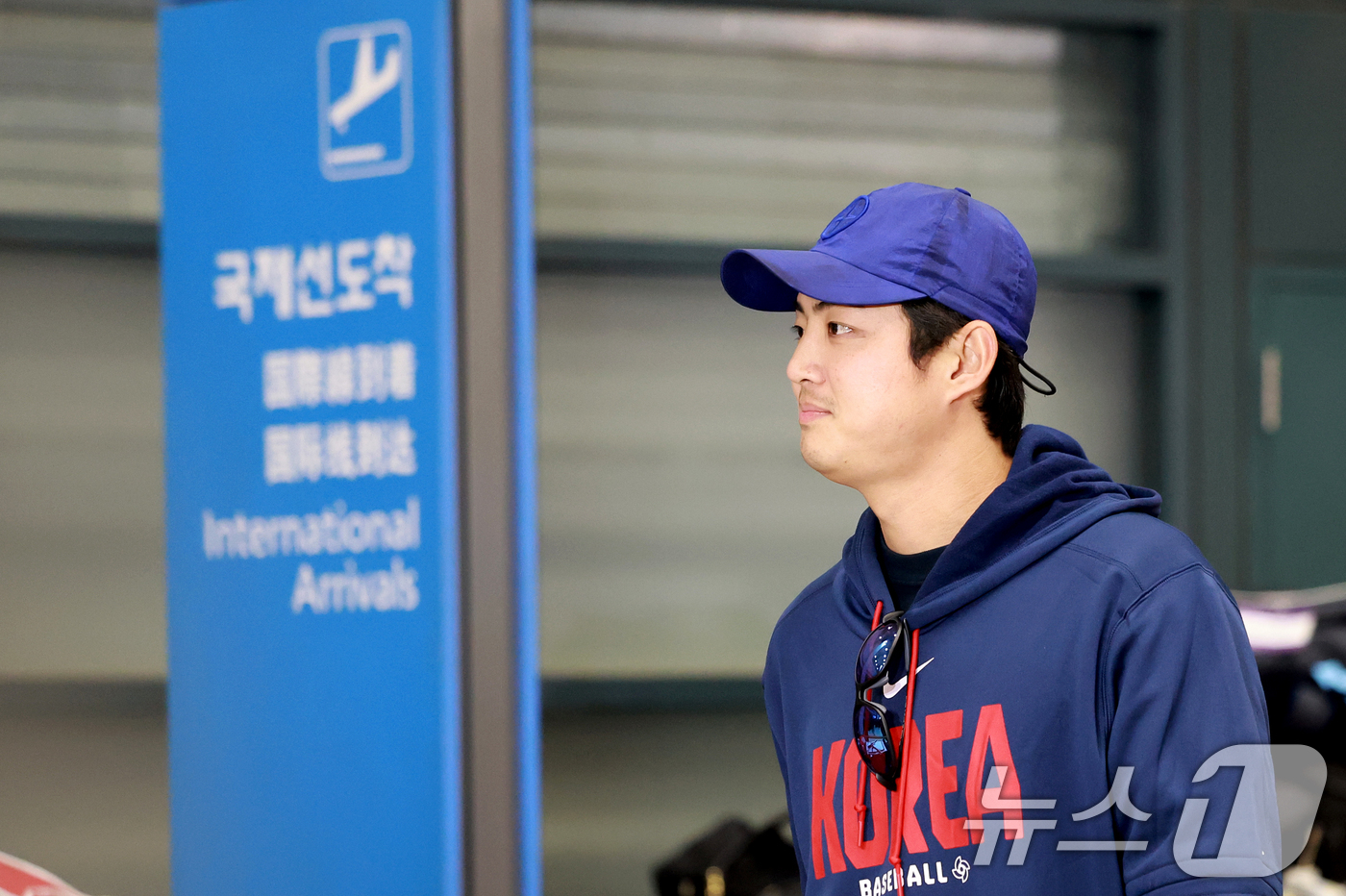 (인천공항=뉴스1) 이호윤 기자 = 월드베이스볼클래식(WBC) 야구대표팀 구자욱이 16일 인천국제공항 제1여객터미널을 통해 귀국하고 있다. 2026.3.16/뉴스1