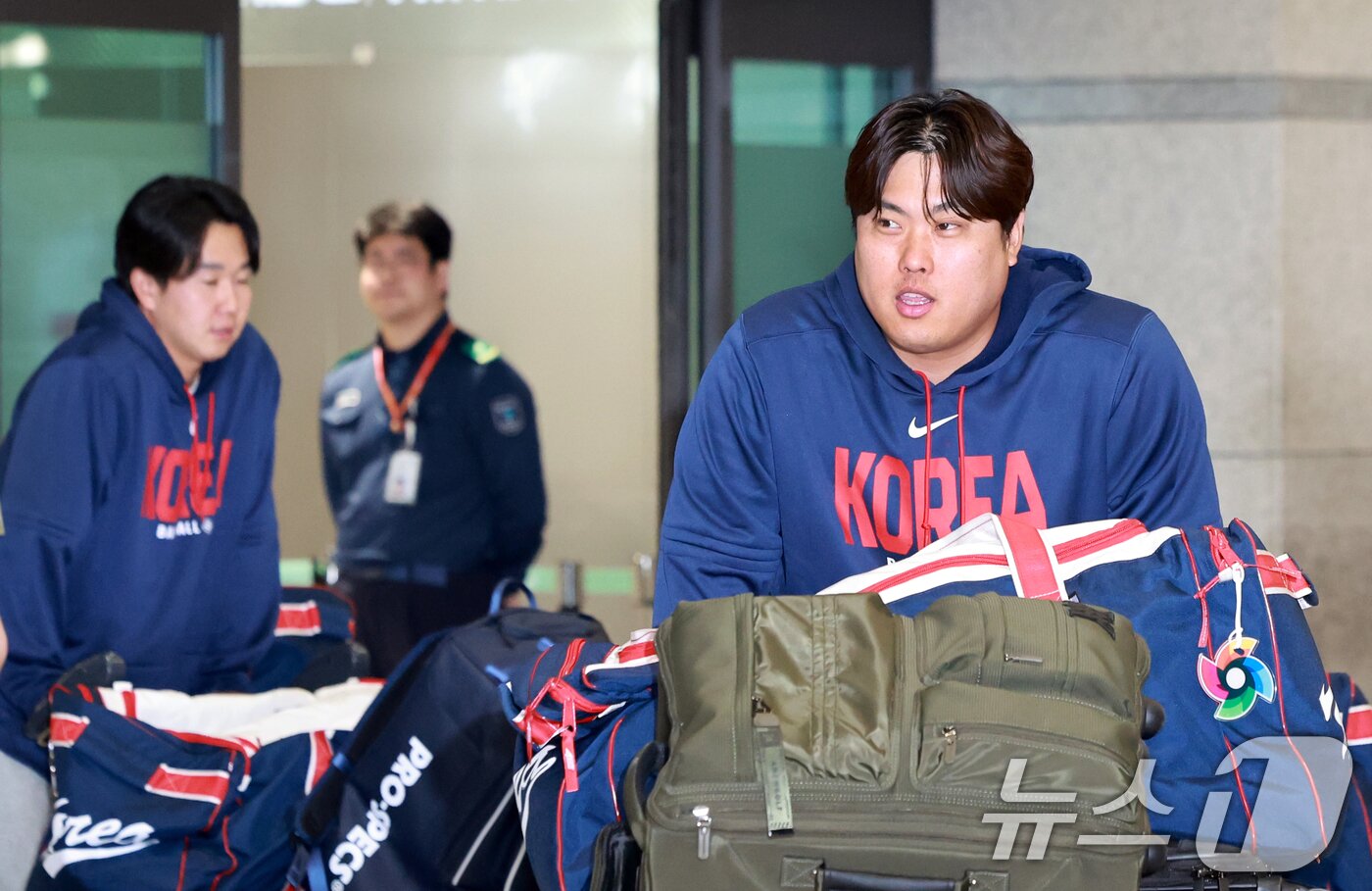 본문 이미지 - 월드베이스볼클래식(WBC) 야구대표 류현진이 16일 인천국제공항 제1여객터미널을 통해 귀국하고 있다. 2026.3.16 ⓒ 뉴스1 이호윤 기자