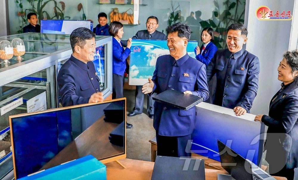 (평양 노동신문=뉴스1) = 북한 노동당 기관지 노동신문은 16일 "교육을 중시하고 후원하는 기풍이 국풍으로 되게 하자"며 평안북도농촌경리위원회를 조명했다.[국내에서만 사용가능. …