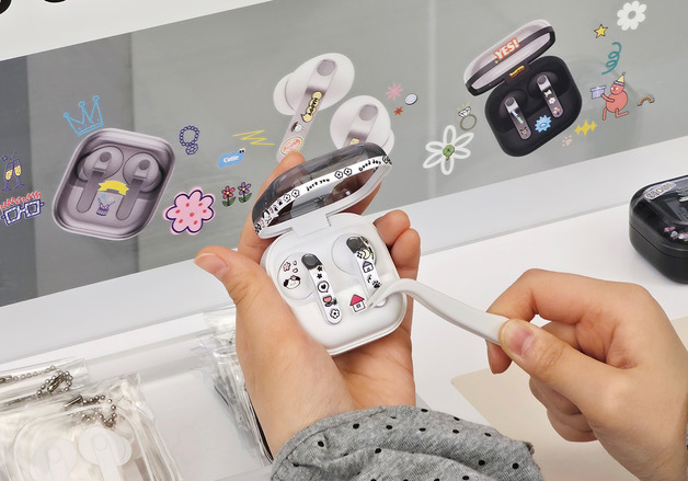 스티커로 꾸미는 나만의 갤럭시 버즈…삼성전자, 커스텀 랩 운영