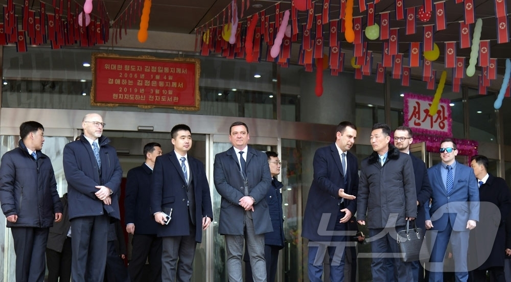 (평양 노동신문=뉴스1) = 북한 노동당 기관지 노동신문은 16일 "우리 나라 주재 로씨야(러시아), 스웨리예(스웨덴), 체스꼬(체코), 뽈스까(폴란드), 벌가리아(불가리아)의 외 …