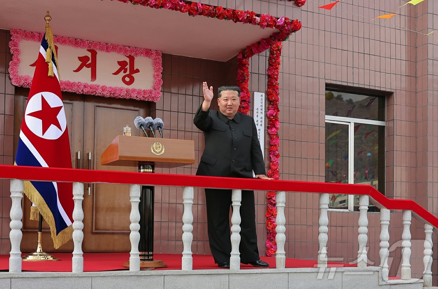 (평양 노동신문=뉴스1) = 북한 노동당 기관지 노동신문은 16일 "전국의 모든 선거구에서 조선민주주의인민공화국 최고인민회의 제15기 대의원선거가 15일 실시됐다"며 김정은 당 총 …