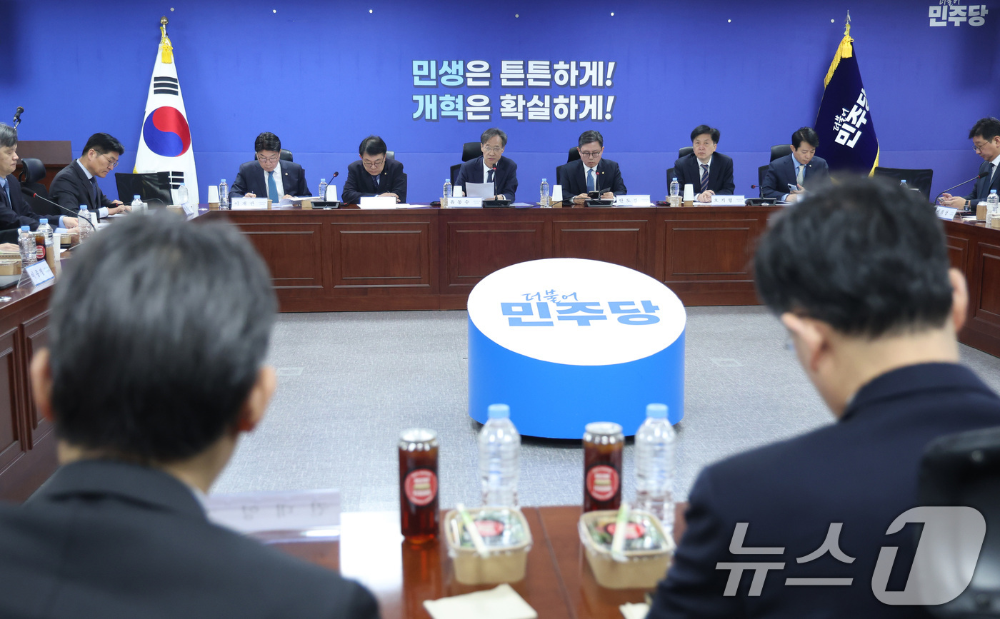 (서울=뉴스1) 신웅수 기자 = 유동수 위원장이 16일 서울 여의도 국회 의원회관에서 열린 더불어민주당 중동사태 경제대응 TF 제2차 회의에서 발언하고 있다. 2026.3.16/뉴 …