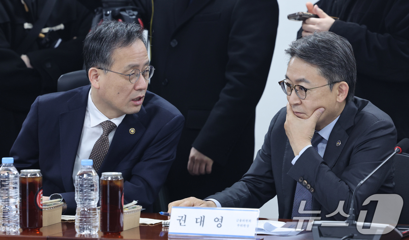 (서울=뉴스1) 신웅수 기자 = 이형일 재정경제부 1차관과 권대영 금융위원회 부위원장이 16일 서울 여의도 국회 의원회관에서 열린 더불어민주당 중동사태 경제대응 TF 제2차 회의에 …