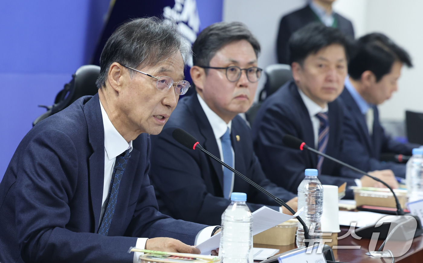 (서울=뉴스1) 신웅수 기자 = 유동수 위원장이 16일 서울 여의도 국회 의원회관에서 열린 더불어민주당 중동사태 경제대응 TF 제2차 회의에서 발언하고 있다. 2026.3.16/뉴 …