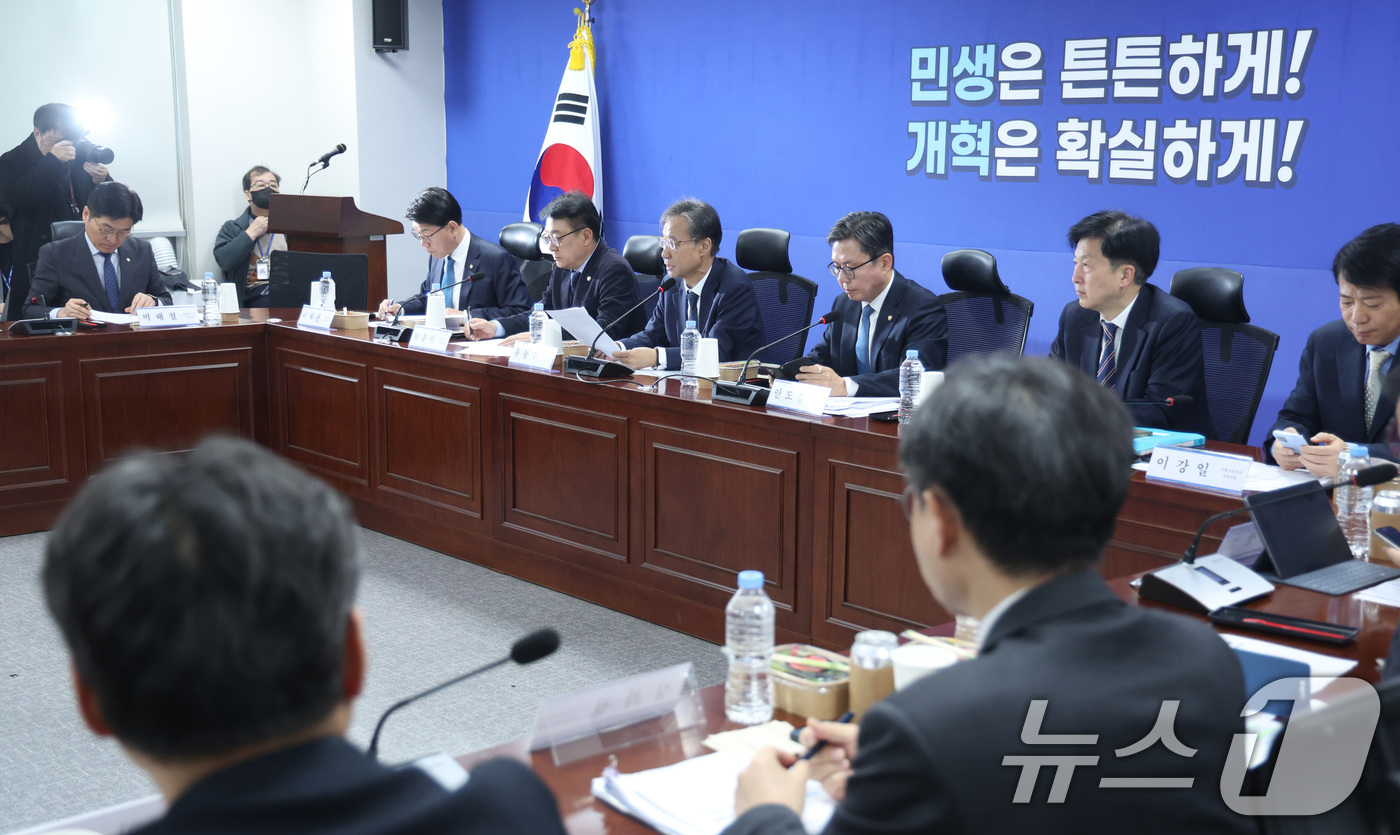 (서울=뉴스1) 신웅수 기자 = 유동수 위원장이 16일 서울 여의도 국회 의원회관에서 열린 더불어민주당 중동사태 경제대응 TF 제2차 회의에서 발언하고 있다. 2026.3.16/뉴 …