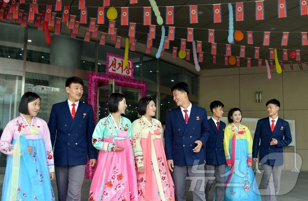 (평양 노동신문=뉴스1) = 북한 노동당 기관지 노동신문은 16일 "주체의 사회주의제도를 굳건히 고수하고 빛내여나갈 온 나라 인민의 신념과 의지가 세차게 분출되는 속에 15일 각지 …