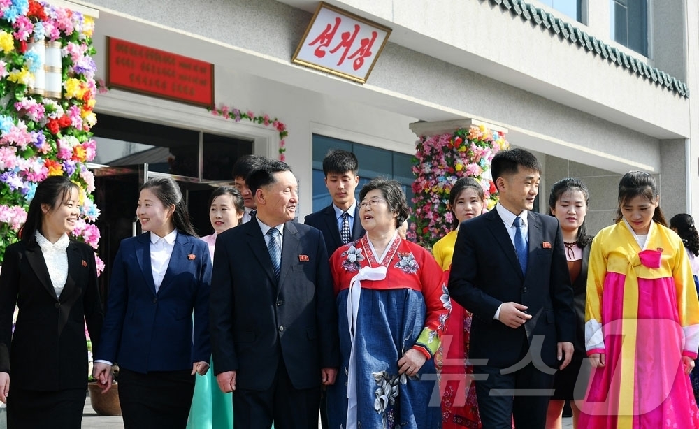 (평양 노동신문=뉴스1) = 북한 노동당 기관지 노동신문은 16일 "주체의 사회주의제도를 굳건히 고수하고 빛내여나갈 온 나라 인민의 신념과 의지가 세차게 분출되는 속에 15일 각지 …