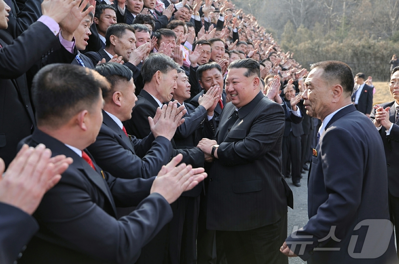 (평양 노동신문=뉴스1) = 북한 노동당 기관지 노동신문은 16일 "전국의 모든 선거구에서 조선민주주의인민공화국 최고인민회의 제15기 대의원선거가 15일 실시됐다"며 김정은 당 총 …