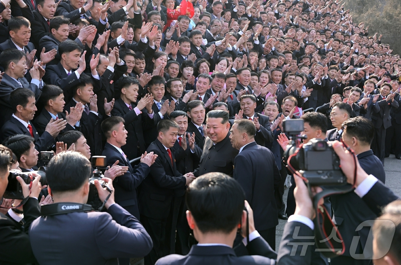 (평양 노동신문=뉴스1) = 북한 노동당 기관지 노동신문은 16일 "전국의 모든 선거구에서 조선민주주의인민공화국 최고인민회의 제15기 대의원선거가 15일 실시됐다"며 김정은 당 총 …