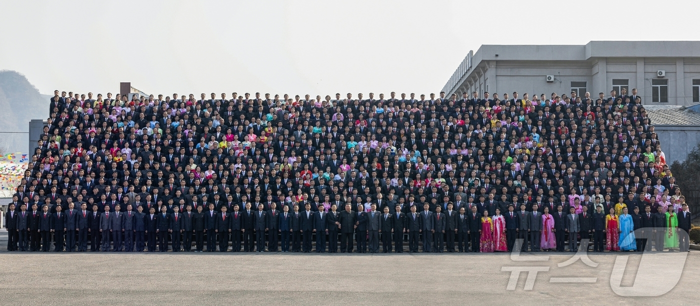 (평양 노동신문=뉴스1) = 북한 노동당 기관지 노동신문은 16일 "전국의 모든 선거구에서 조선민주주의인민공화국 최고인민회의 제15기 대의원선거가 15일 실시됐다"며 김정은 당 총 …