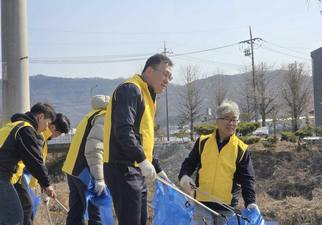 오비맥주 청주공장, '세계 물의 날' 맞아 외천천 환경 정화