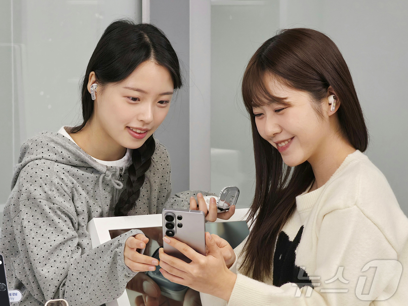 (서울=뉴스1) = 삼성전자가 '갤럭시 버즈4 시리즈'를 자유롭게 꾸며볼 수 있는 '갤럭시 버즈 커스텀 랩'을 오는 16일부터 삼성 강남과 삼성스토어 홍대에서 운영한다고 16일 밝 …