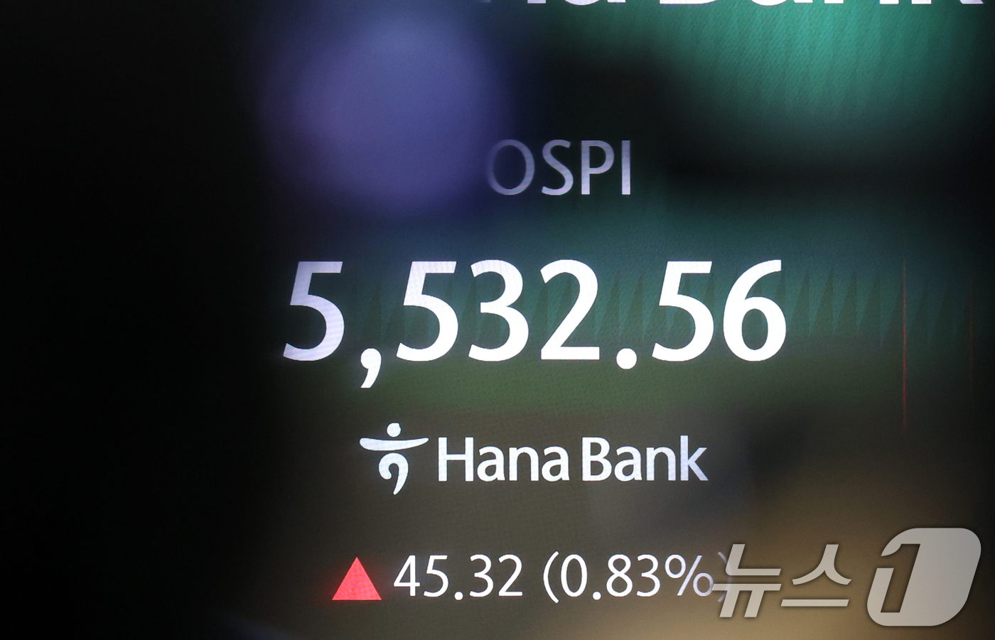 (서울=뉴스1) 김명섭 기자 = 16일 오전 서울 중구 하나은행 딜링룸 전광판에 코스피 시황이 표시되고 있다. 이날 코스피는 전 거래일 대비 0.83% 오른 5,532.56으로 개 …
