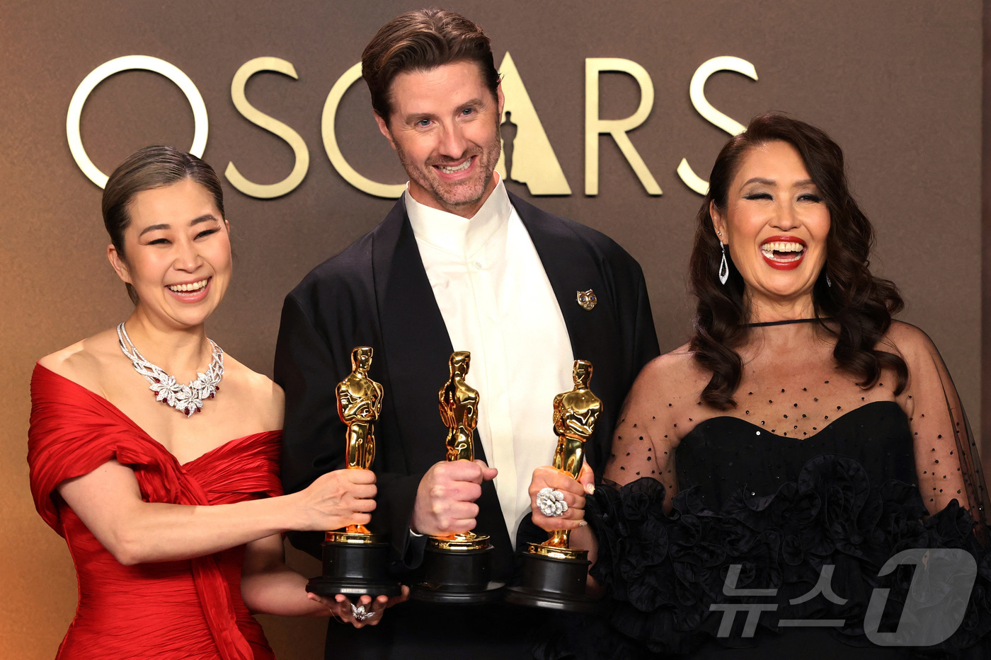 (로이터=뉴스1) 임세영 기자 = 매기 강, 크리스 애플한스, 미셸 L.M. 웡이 15일(현지시간) 미국 캘리포니아주 로스앤젤레스 할리우드에서 열린 제98회 아카데미 시상식에서 ' …