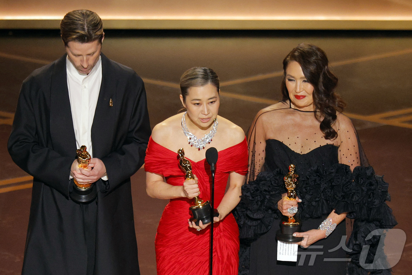(로이터=뉴스1) 임세영 기자 = 매기 강, 크리스 애플한스, 미셸 L.M. 웡이 15일(현지시간) 미국 캘리포니아주 로스앤젤레스 할리우드에서 열린 제98회 아카데미 시상식에서 ' …