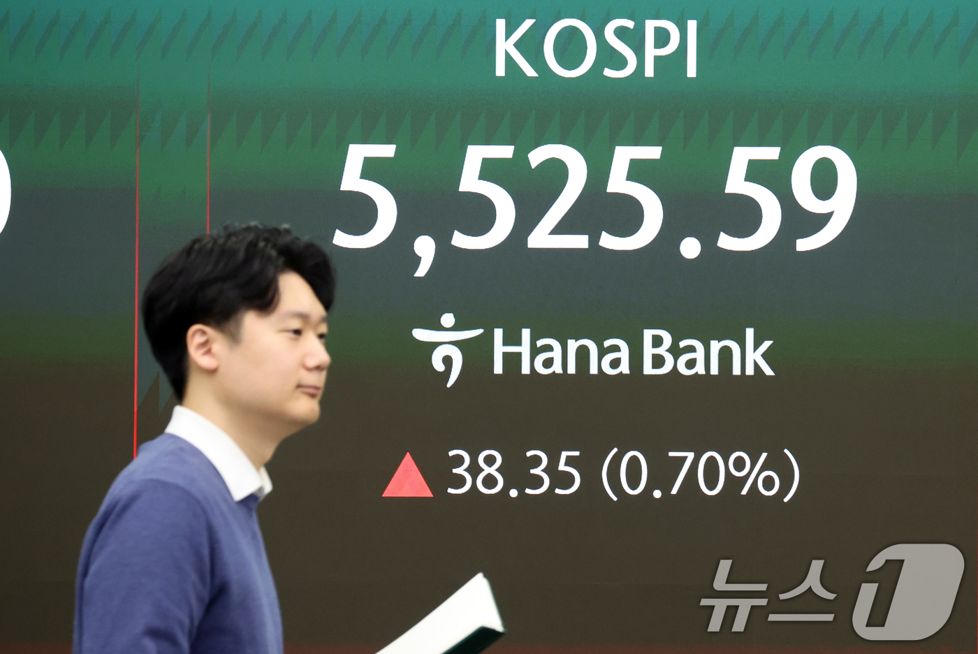 (서울=뉴스1) 김명섭 기자 = 16일 오전 서울 중구 하나은행 딜링룸 전광판에 증시 시황이 표시되고 있다. 이날 코스피는 전 거래일 대비 0.70% 오른 5,525.59로 개장하 …