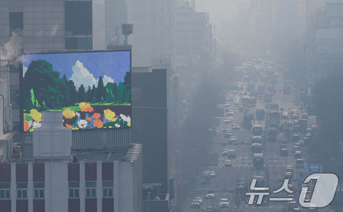 (서울=뉴스1) 안은나 기자 = 북서기류를 타고 온 국외 미세먼지가 유입되면서 초미세먼지 농도가 '나쁨' 수준을 보인 16일 서울 도심 일대가 뿌옇다. 2026.3.16/뉴스1