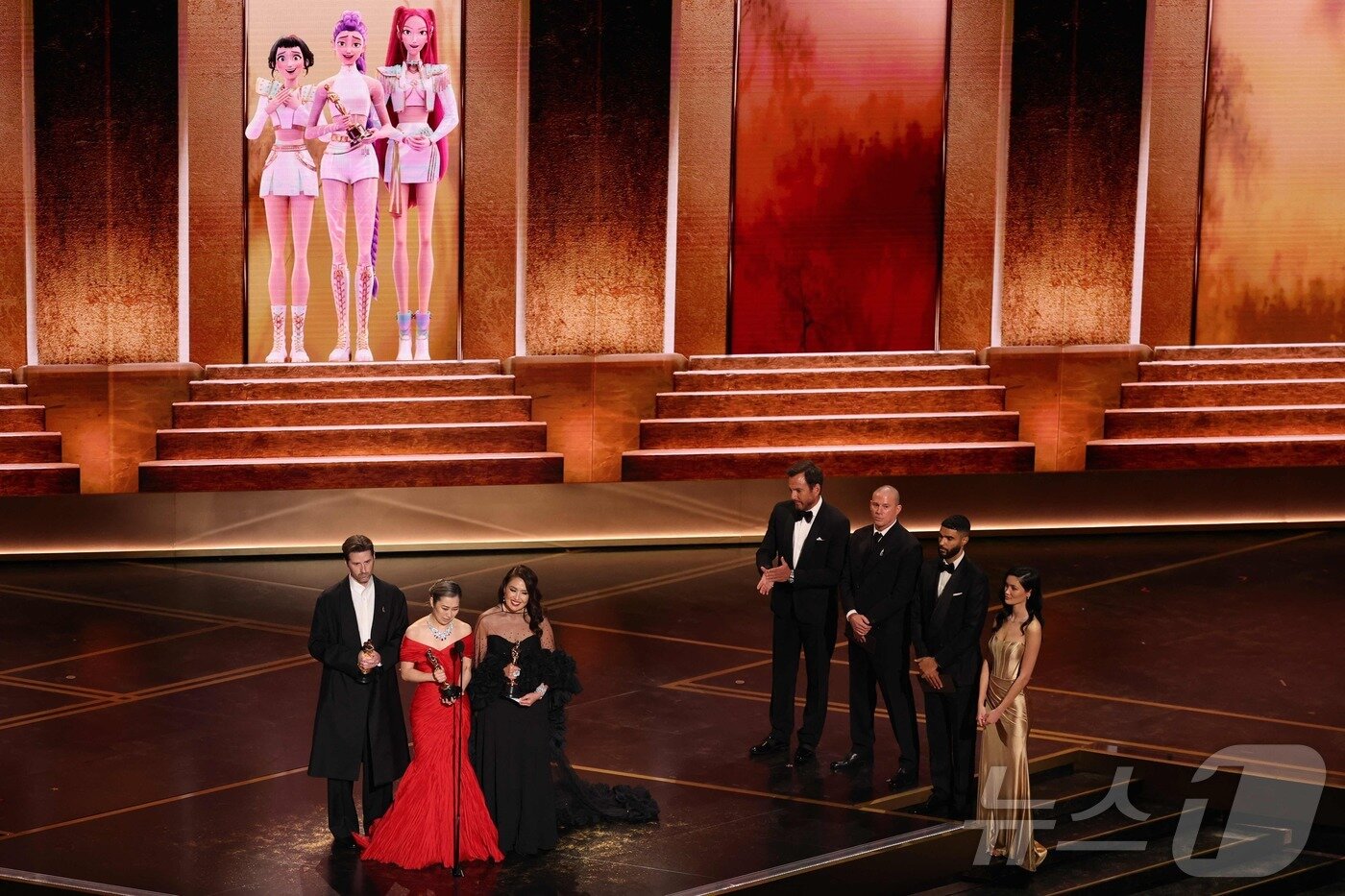 본문 이미지 - 크리스 애플한스(왼쪽), 매기 강, 미셸 웡이 15일(현지시간) 미국 캘리포니아주 할리우드 돌비 극장에서 열린 제98회 아카데미 시상식에서 애니메이션 장편 영화 부문 '케이팝 데몬 헌터스'로 오스카상을 수상한 후 무대에서 소감을 나누고 있다. ⓒ AFP=뉴스1