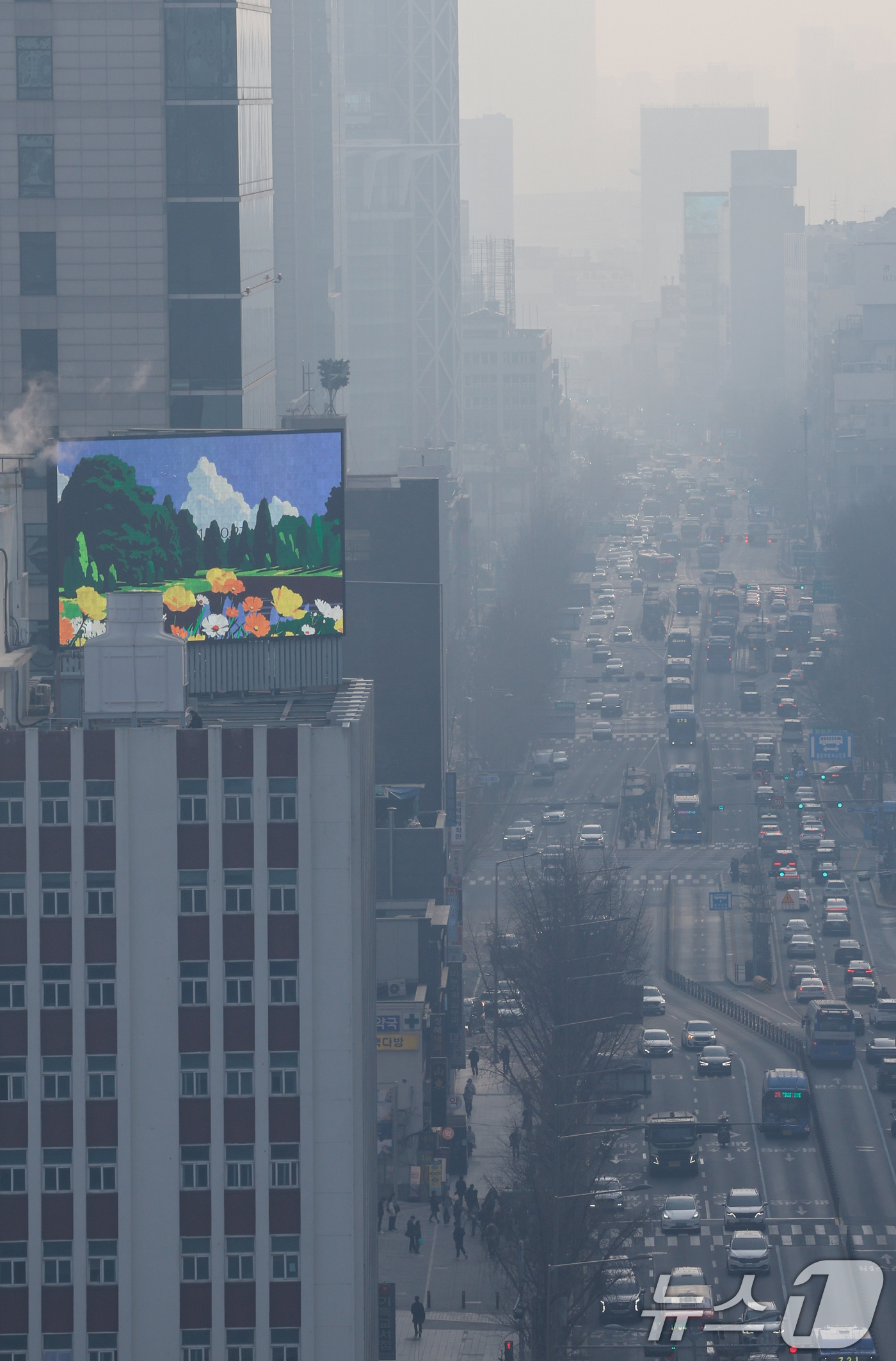 (서울=뉴스1) 안은나 기자 = 북서기류를 타고 온 국외 미세먼지가 유입되면서 초미세먼지 농도가 '나쁨' 수준을 보인 16일 서울 도심 일대가 뿌옇다. 2026.3.16/뉴스1