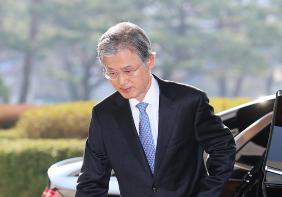 굳은 얼굴로 출근하는 조희대 대법원장