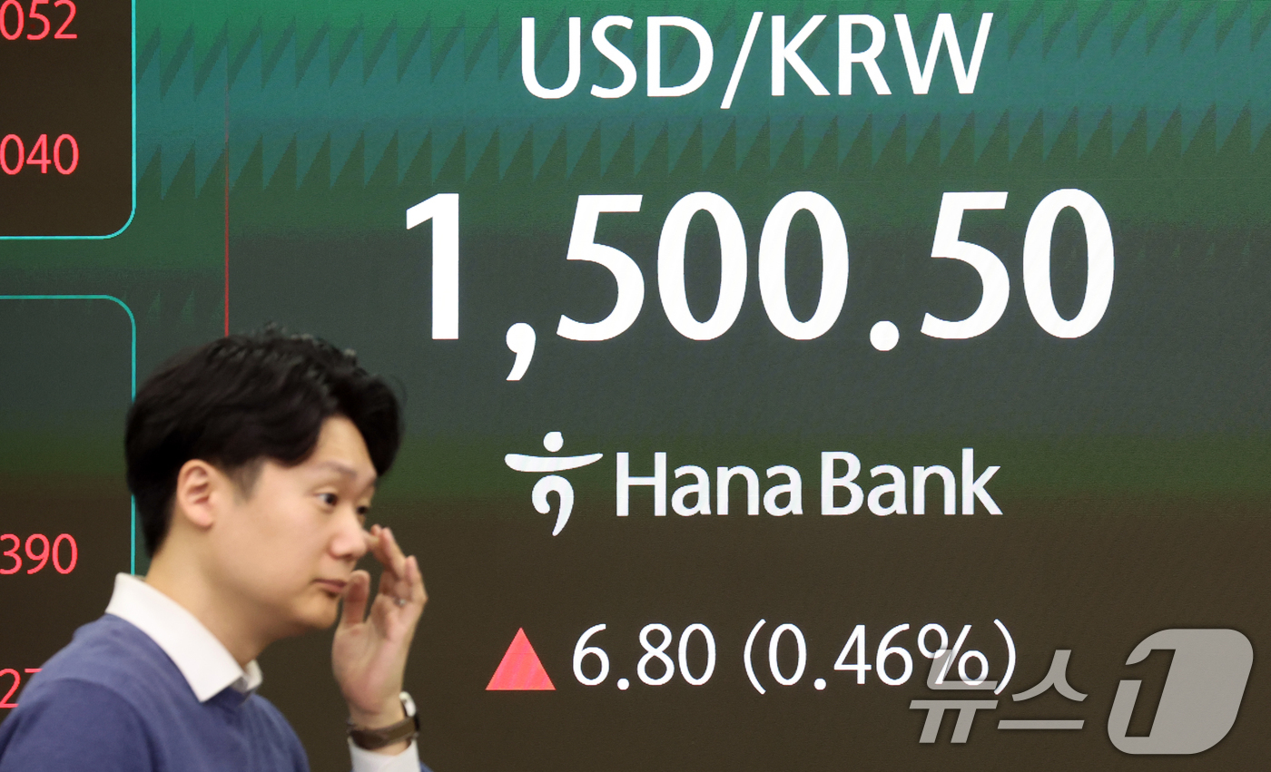 (서울=뉴스1) 김명섭 기자 = 16일 오전 서울 중구 하나은행 딜링룸 전광판에 원달러 환율이 전 거래일 대비 6.80원(0.46%)오른 1,500.50으로 개장하고 있다. 202 …