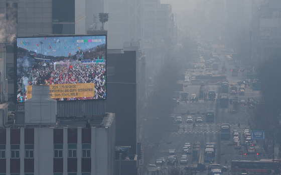 미세먼지 공습에 수도권 '뿌연 하늘'…큰 일교차 속 아침엔 안개도(종합)