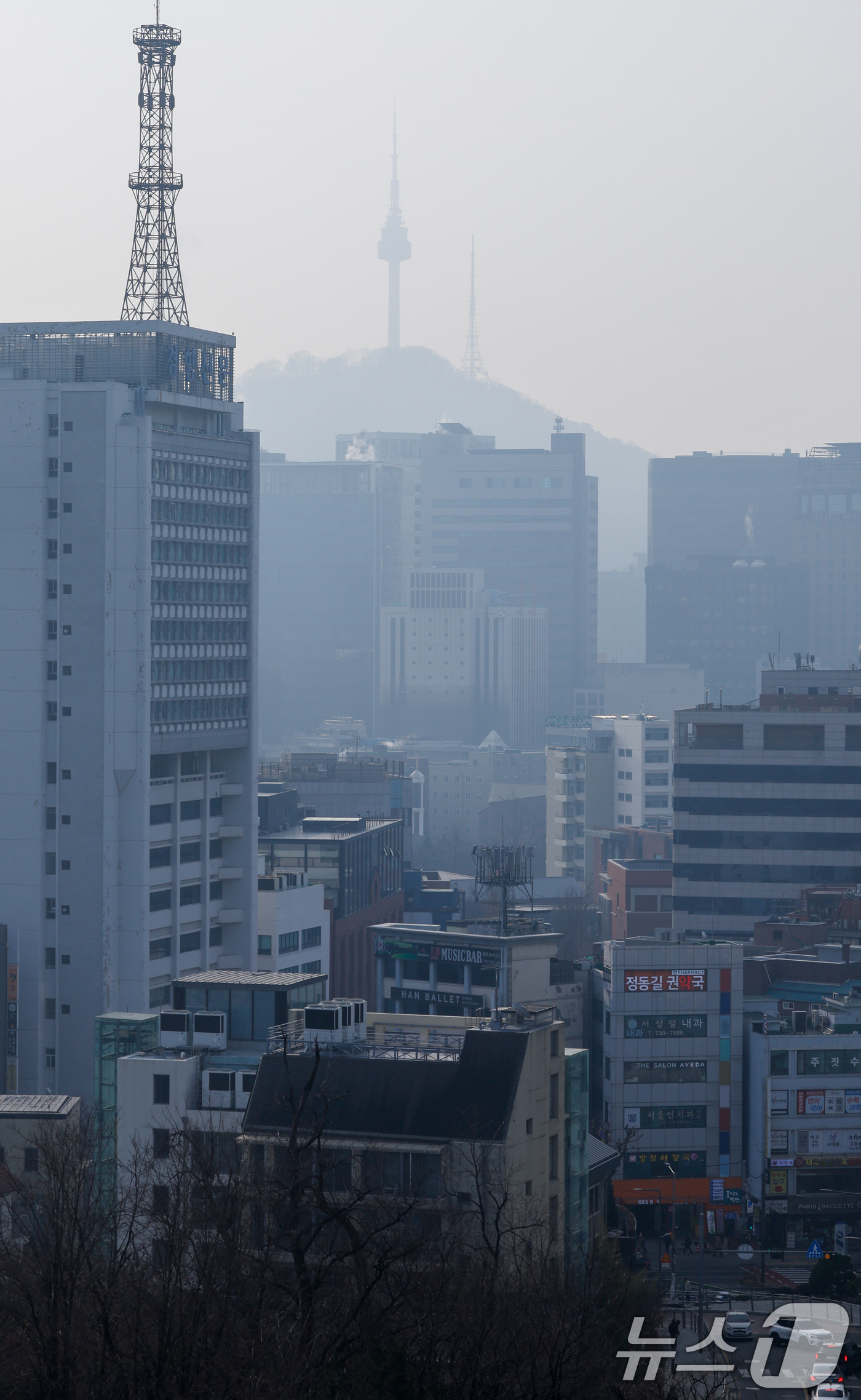 (서울=뉴스1) 안은나 기자 = 북서기류를 타고 온 국외 미세먼지가 유입되면서 초미세먼지 농도가 '나쁨' 수준을 보인 16일 서울 도심 일대가 뿌옇다. 2026.3.16/뉴스1