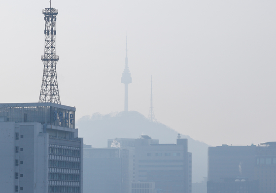 뿌옇게 보이는 남산 타워