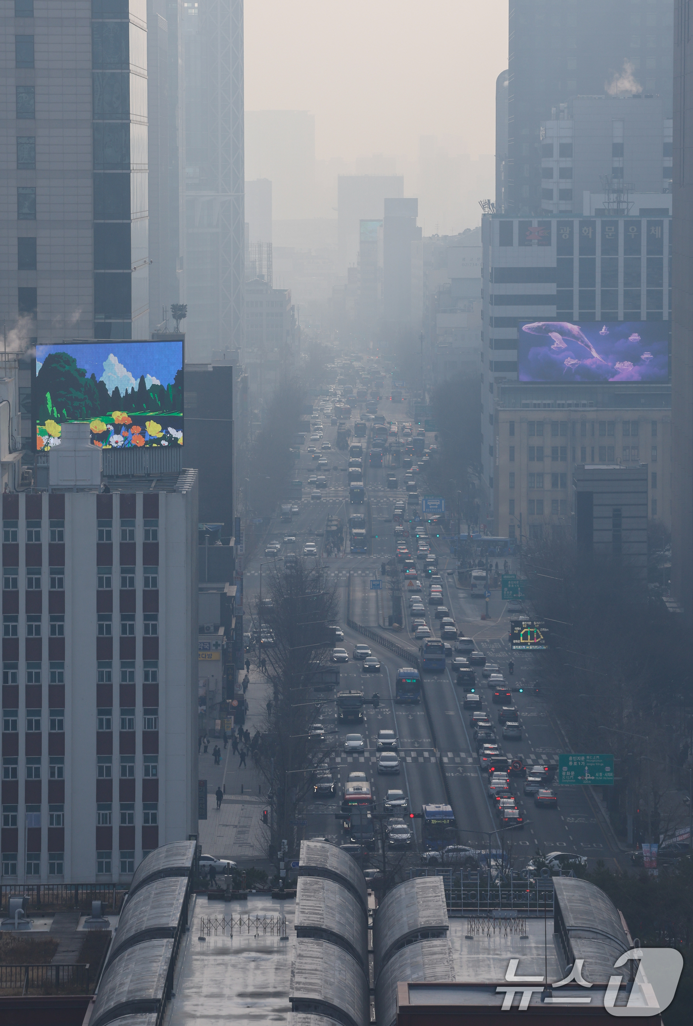 (서울=뉴스1) 안은나 기자 = 북서기류를 타고 온 국외 미세먼지가 유입되면서 초미세먼지 농도가 '나쁨' 수준을 보인 16일 서울 도심 일대가 뿌옇다. 2026.3.16/뉴스1