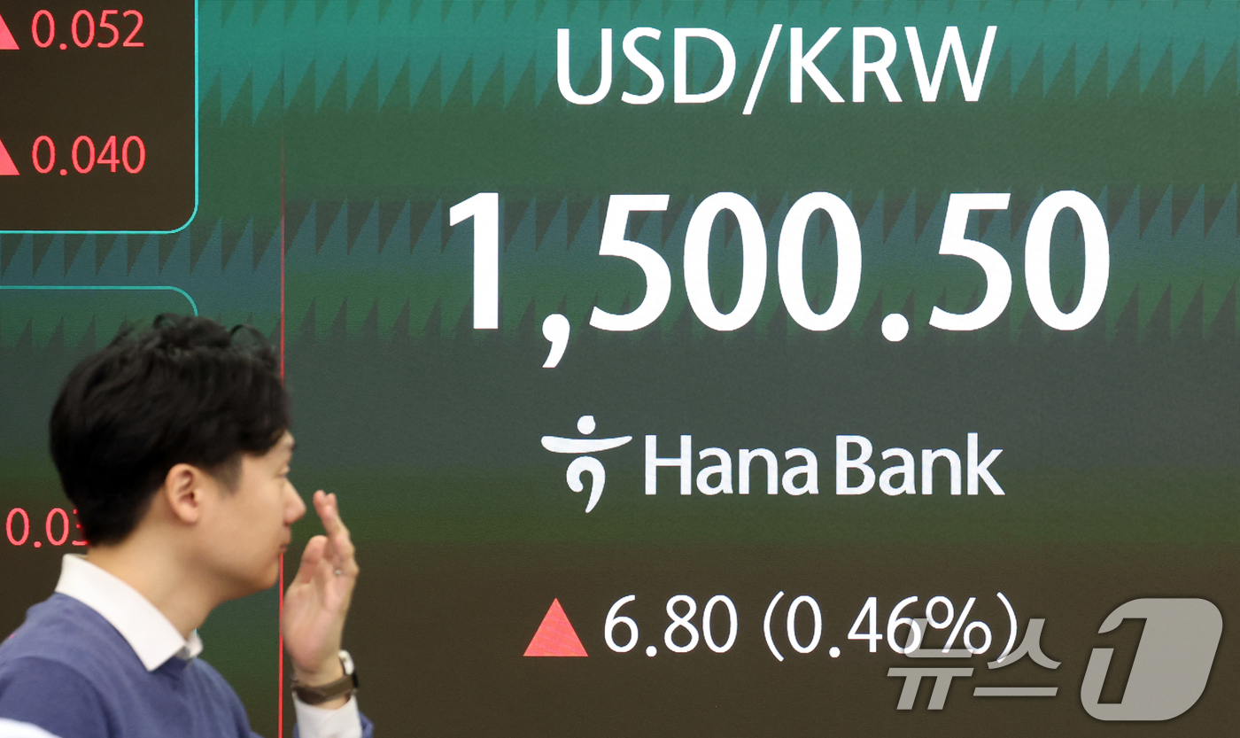 (서울=뉴스1) 김명섭 기자 = 16일 오전 서울 중구 하나은행 딜링룸 전광판에 원달러 환율이 전 거래일 대비 6.80원(0.46%)오른 1,500.50으로 개장하고 있다. 202 …