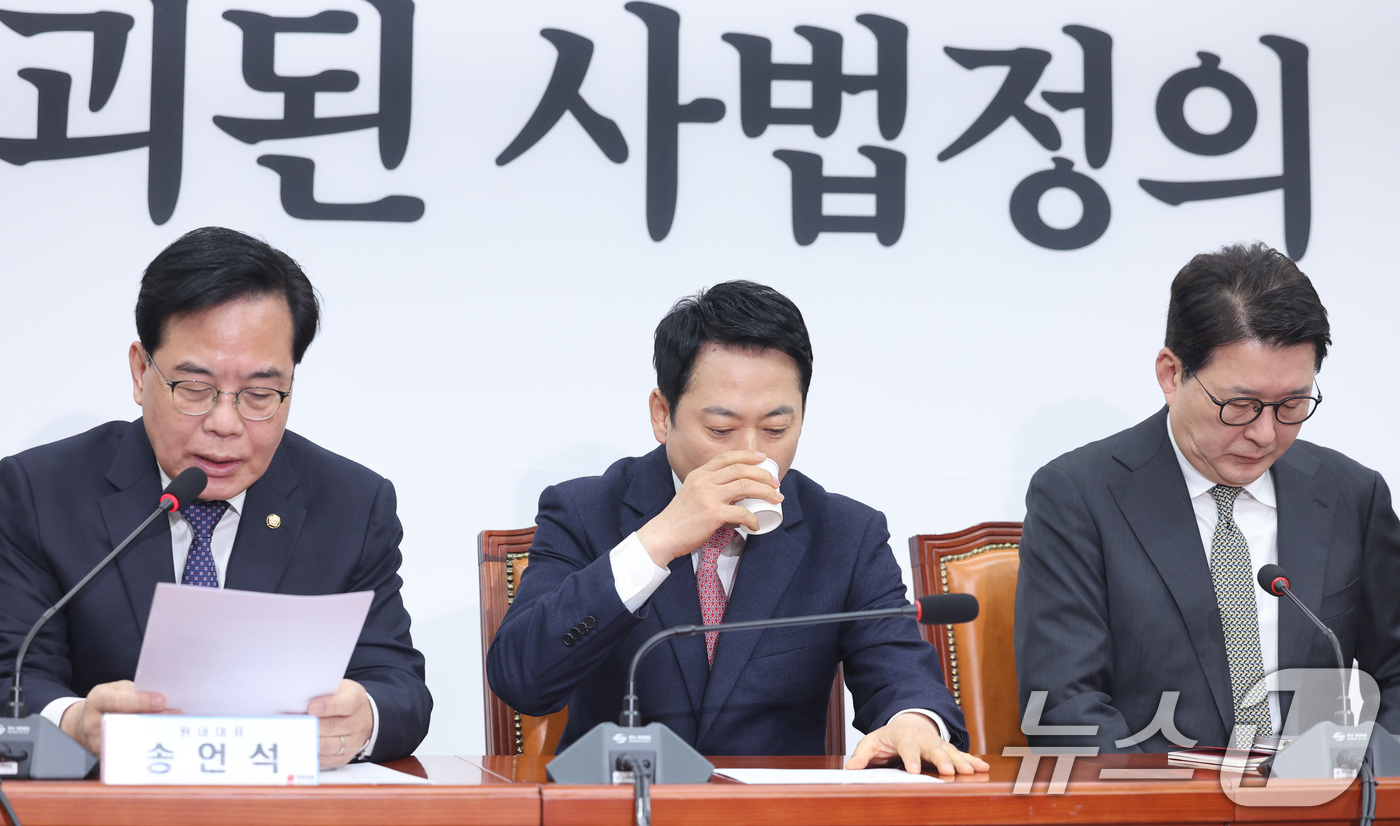 (서울=뉴스1) 신웅수 기자 = 장동혁 국민의힘 대표가 16일 서울 여의도 국회에서 열린 최고위원회의에서 생각에 잠겨 있다. 2026.3.16/뉴스1