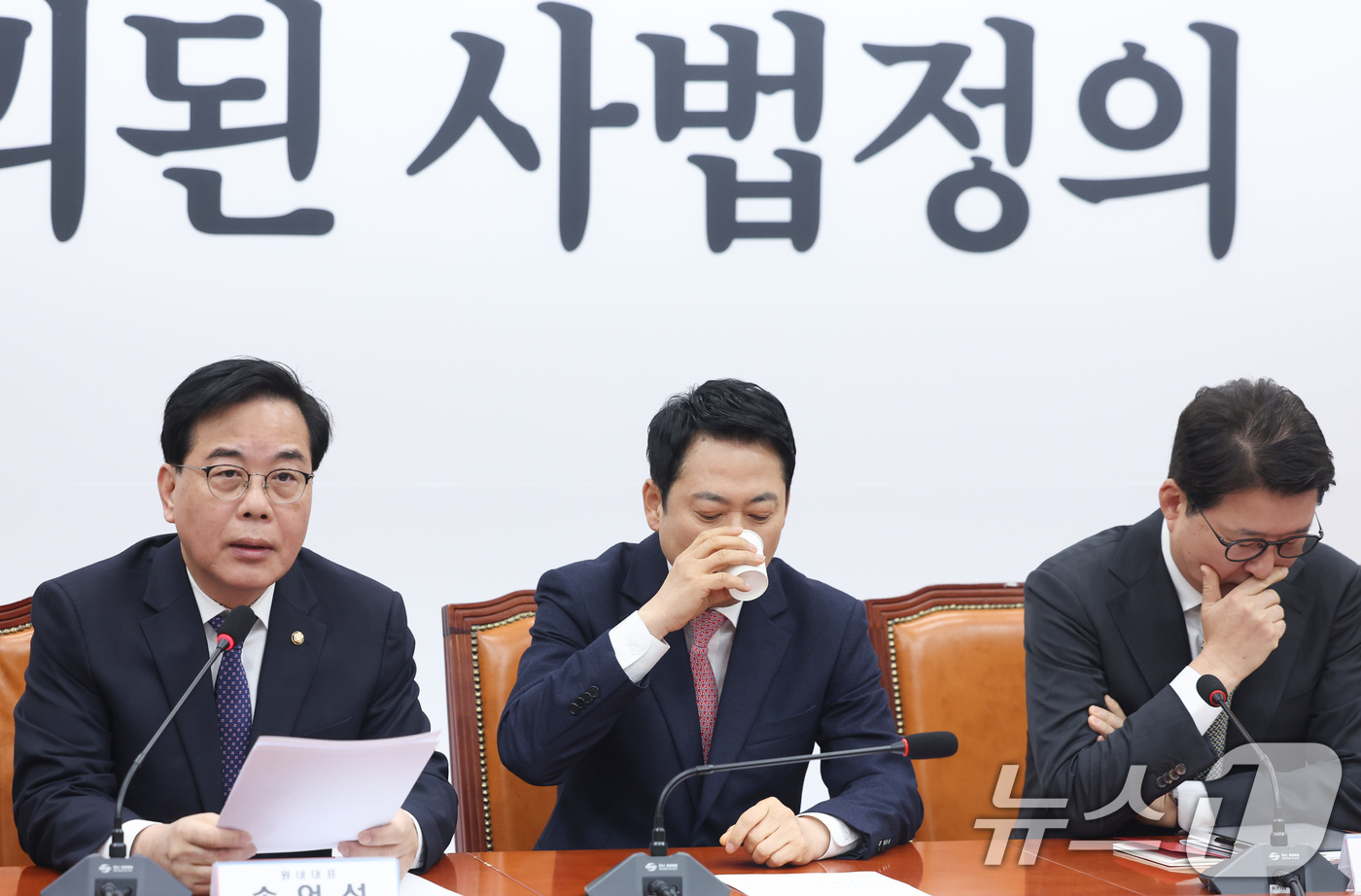 (서울=뉴스1) 신웅수 기자 = 장동혁 국민의힘 대표가 16일 서울 여의도 국회에서 열린 최고위원회의에서 목을 축이고 있다. 2026.3.16/뉴스1