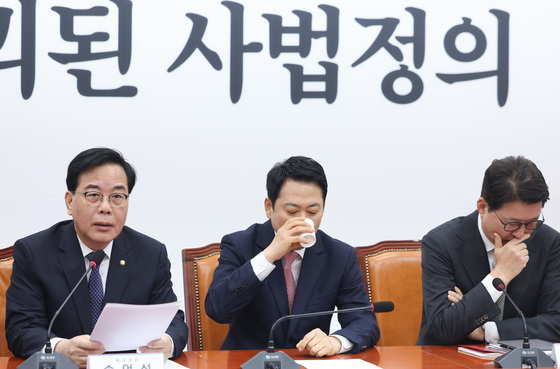 목 축이는 장동혁 대표