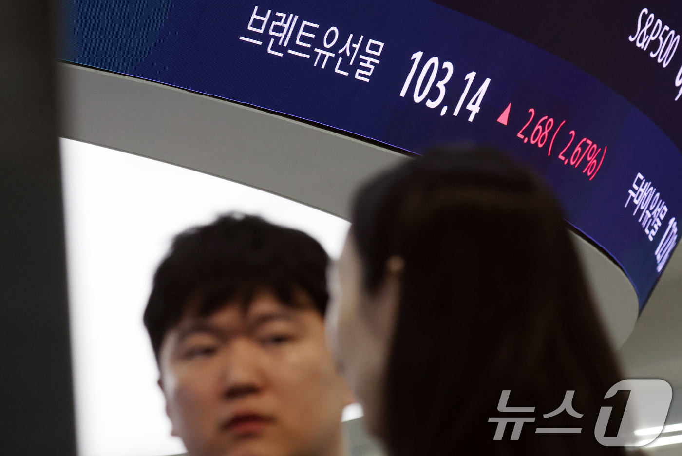 (서울=뉴스1) 김명섭 기자 = 16일 오전 서울 중구 하나은행 딜링룸 전광판에 브렌트유선물이 103.14달러를 보이고 있다. 2026.3.16/뉴스1