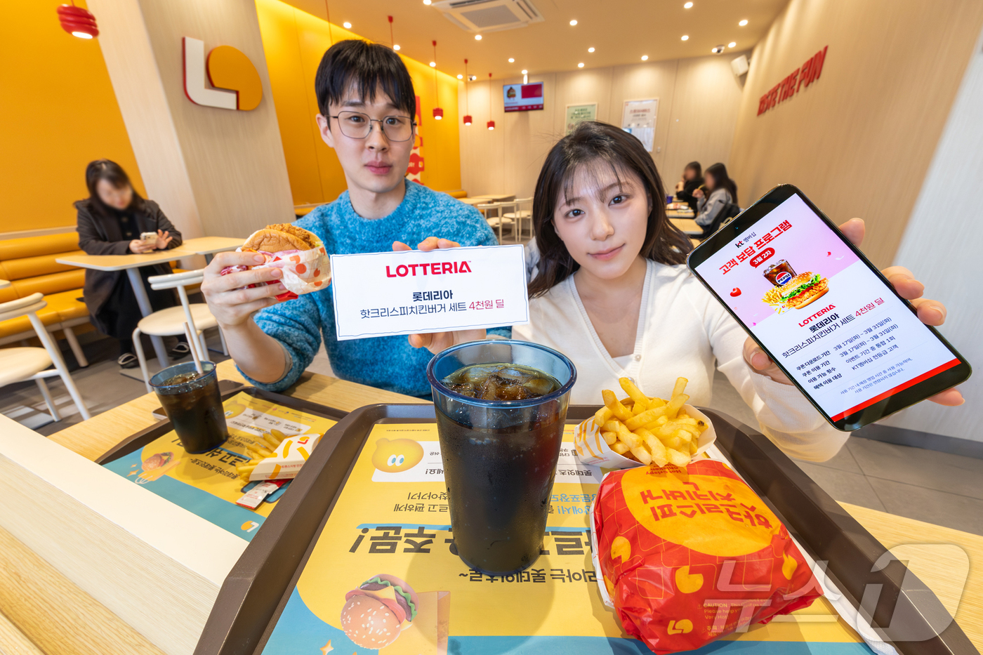 (서울=뉴스1) = KT가 전 고객을 대상으로 인기 브랜드 할인을 제공하는 ‘3월 고객 보답 프로그램’과 식음료·쇼핑 분야에서 최대 50% 할인을 지원하는 ‘달달혜택’을 시행한다고 …