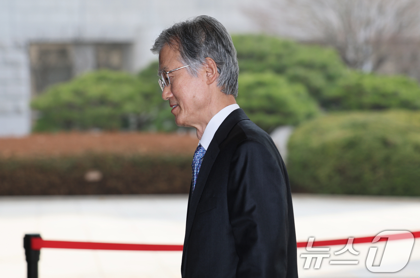 (서울=뉴스1) 오대일 기자 = '법왜곡죄' 1호로 고발된 조희대 대법원장이 16일 오전 서울 서초구 대법원 청사로 출근하고 있다. 2026.3.16/뉴스1